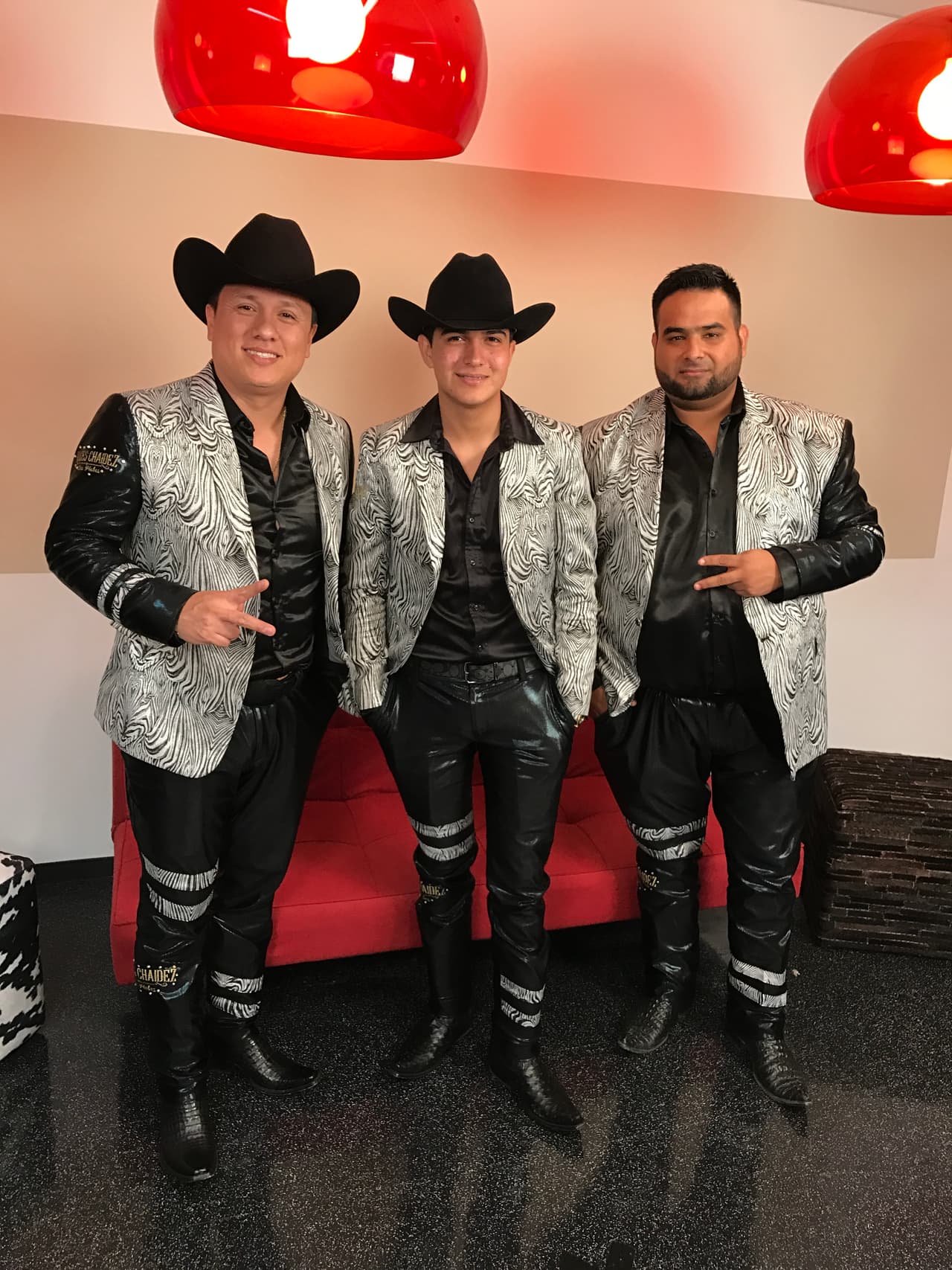 Mientras tanto para los sinaloenses Ulices Chaidez y sus Plebes, el vestuario personalizado es un gusto en el que apenas están iniciándose.