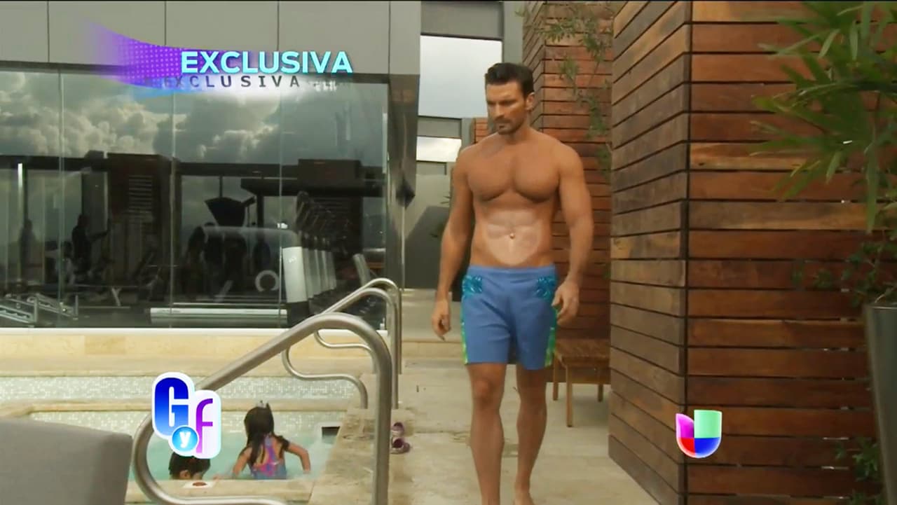 Julián Gil nunca entendió por qué le borraron el ombligo, pues "está gracias a Dios bien".