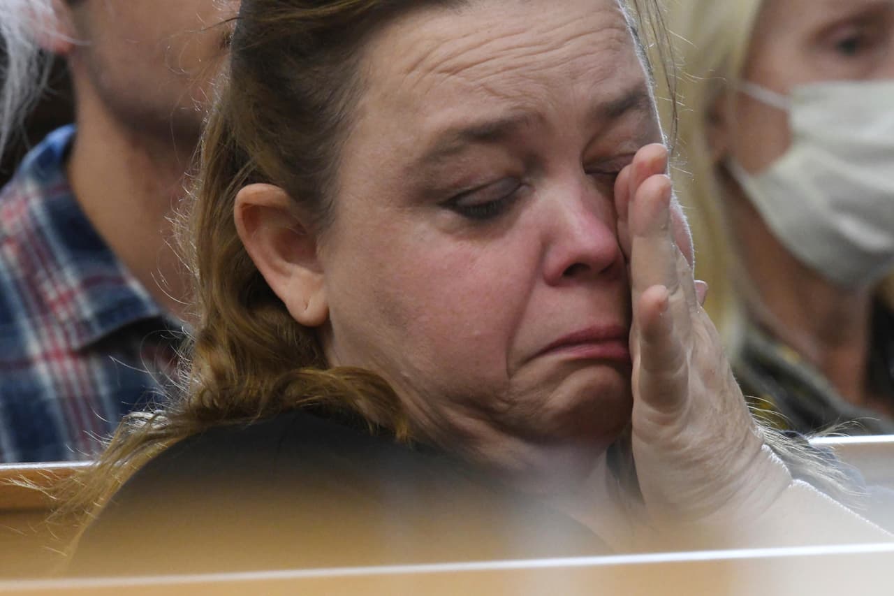 Wendy Rittenhouse, madre de Kyle Rittenhouse, también rompió a llorar cuando su hijo testificaba.