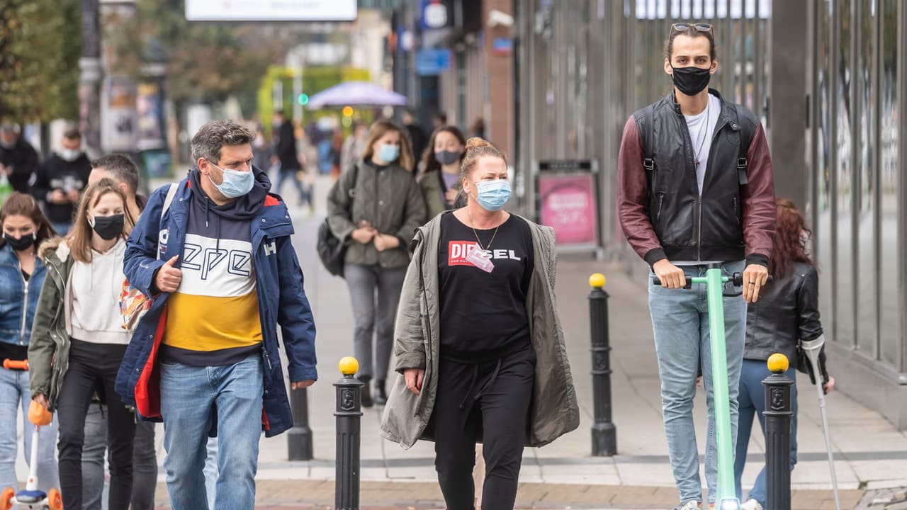 Celebración de próximas fiestas podría empeorar la pandemia, advierten especialistas de Houston