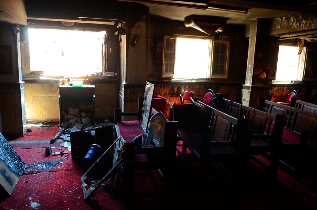 Imágenes que circularon en redes sociales mostraban muebles, mesas y sillas de madera quemados. También se ve a los bomberos apagar el incendio mientras otros llevaban víctimas a las ambulancias. Las familias esperaban noticias de personas que estaban dentro de la iglesia.