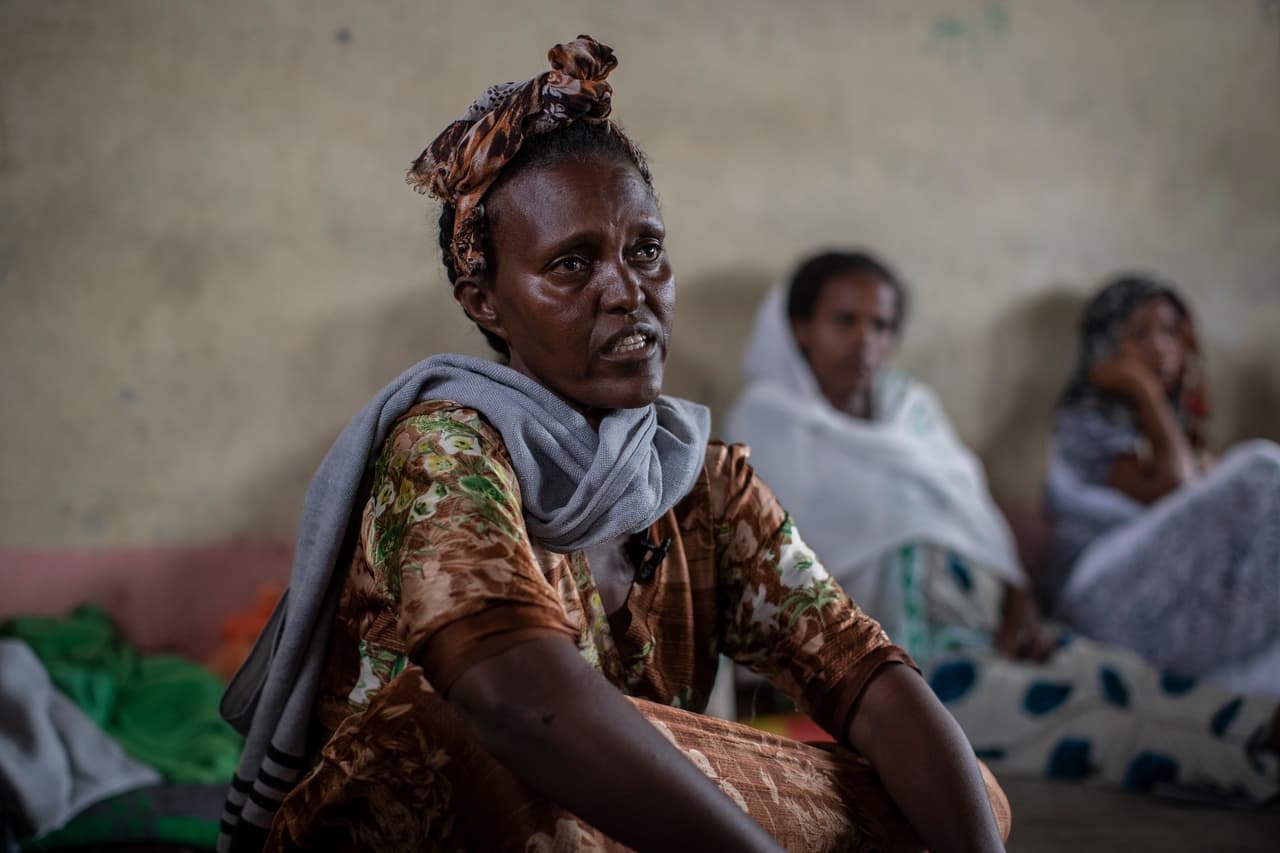 <b>Eritrea</b>
<br>
<br>Refugiados aceptados por Estados Unidos desde 2016: 
<b>7,397</b>
<br>
<br>2016: 1,949 refugiados aceptados.
<br>
<br>2017: 1,917 refugiados aceptados.
<br>
<br>2018: 1,269 refugiados aceptados.
<br>
<br>2019: 1,757 refugiados aceptados.
<br>
<br>2020: 475 refugiados aceptados.
<br>
<br>2021 (hasta el 30 de abril): 30 refugiados aceptados.
<br>
<br>Muchos han huido de este país en el mar Rojo para escapar del gobierno totalitario que ha ocupado el poder durante 25 años. Hay denuncias de tortura y persecución entre otras violaciones de derechos humanos. En 2019 
<a href="https://abcnews.go.com/International/us-deporting-people-eritrea-country-tortures-kills-citizens/story?id=62931798"><u>Estados Unidos deportó a casi 1,000 eritreos</u></a>, enviándolos de regreso a un lugar de donde salieron argumentando que temían por su vida.