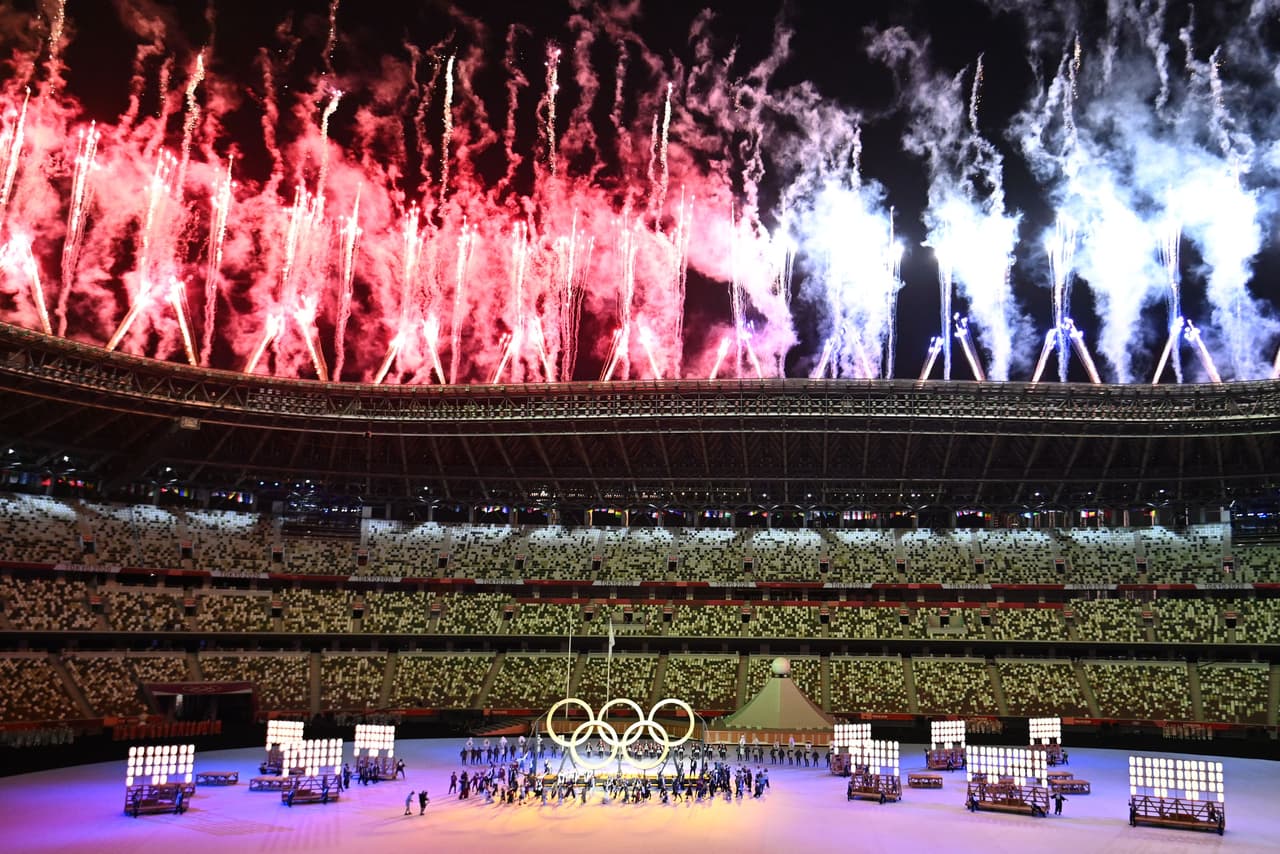 El cielo se iluminó en los alrededores del estadio olímpico de Tokyo 2020 con los juegos de luces y fuegos artificiales.