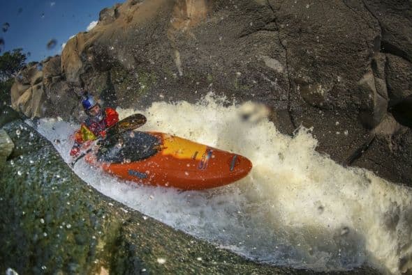 Dane Jackson navega una línea durante el Primer Descenso Red Bull: Proyecto Michoacán, en Uruapan, MI, México, 26 de Noviembre, 2013.
