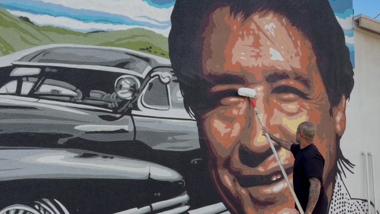 Muralista borra el rostro de César Chávez de dos murales del Valle Central de California