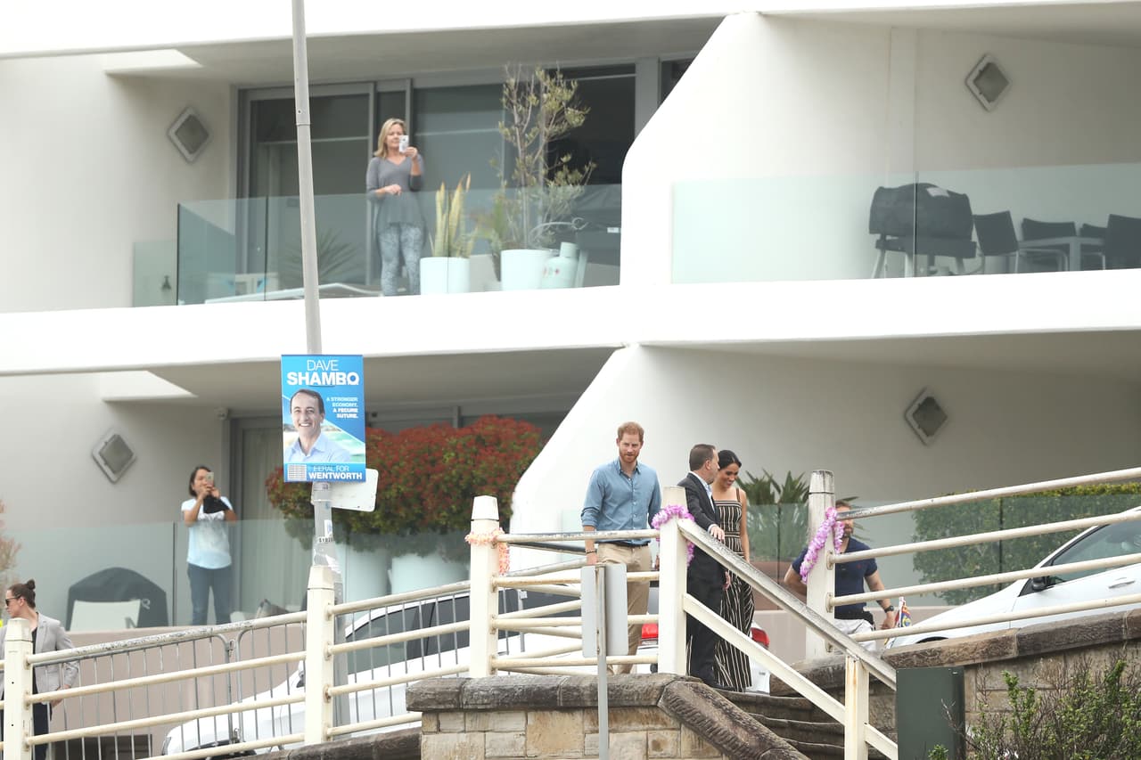 Su llegada al lugar despertó la curiosidad de los vecinos que, al igual que los fotógrafos profesionales que están siguiendo su viaje de quince días por varios países de Oceanía, comenzaron a tomarles imágenes desde sus balcones.