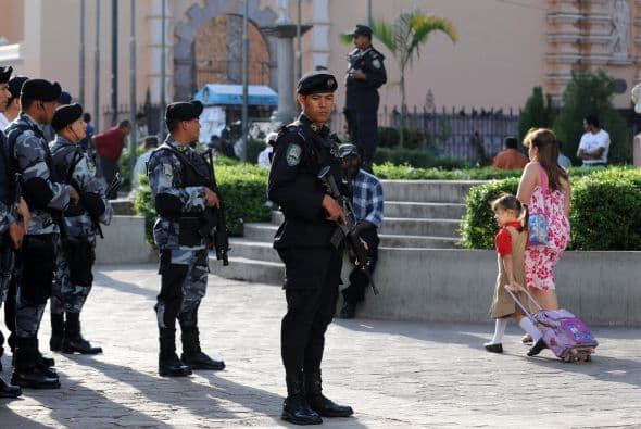 El presidente de Honduras, Porfirio Lobo, ordenó a los militares salir el martes a las calles de las principales ciudades del país para contrarrestar la ola delictiva que azota a la nación y proteger a la población de los asaltos.