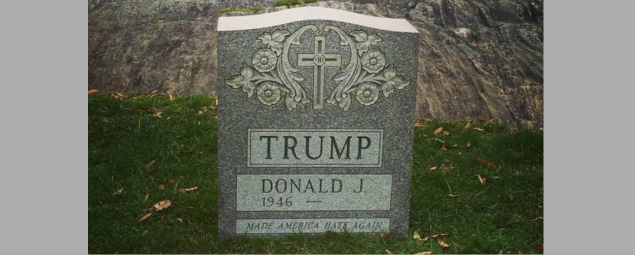 Fuera de Central Park la lápida de Donald J. Trump