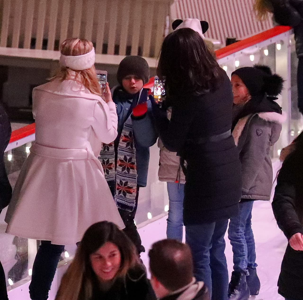 Lynda López, con abrigo negro, contó con ayuda para no perder de vista a los tres menores (su hija y los gemelos), nacidos en el 2008.