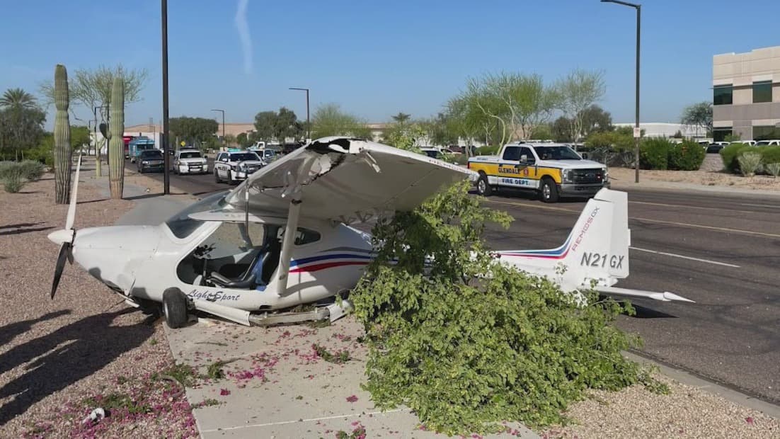 Un avión realizó un aterrizaje de emergencia en una banqueta cercana al aeropuerto de Glendale. No se reportaron heridos y ya se investiga la causa del accidente.