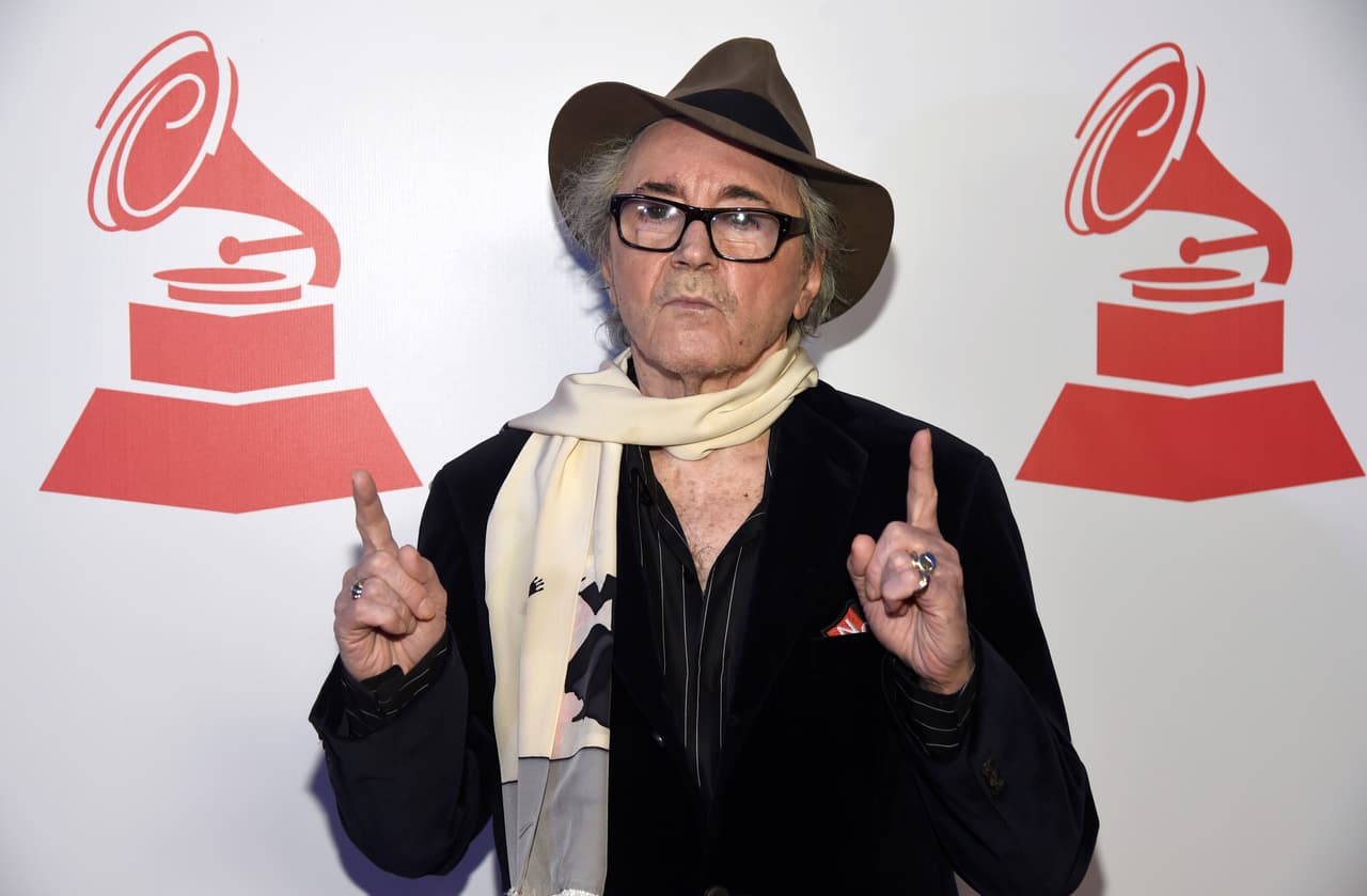 ARCHIVO - En imagen de archivo del miércoles 18 de noviembre de 2015, Leandro "Gato" Barbieri llega a la entrega de los premios Grammy por trayectoria musical, en el Ka Theater del Hotel MGM Grand en Las Vegas. El músico argentino murió el sábado 2 de abril de 2016 en un hospital de Nueva York, anunció su esposa. Tenía 83 años. (Photo by Chris Pizzello/Invision/AP, File)