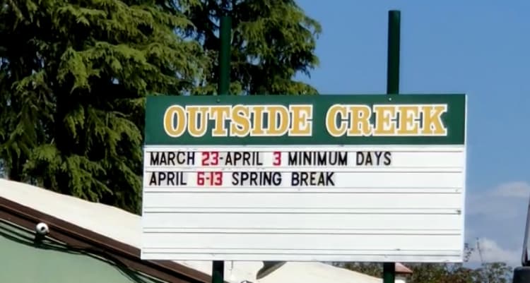 Coronavirus: Escuela rural de California permanece abierta pese a las restricciones de quedarse en casa