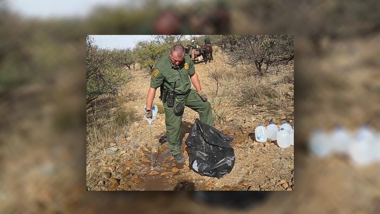 La organización dio a conocer una foto donde se observa a un agente tirar el agua de uno de los galones que dejan para los inmigrantes.