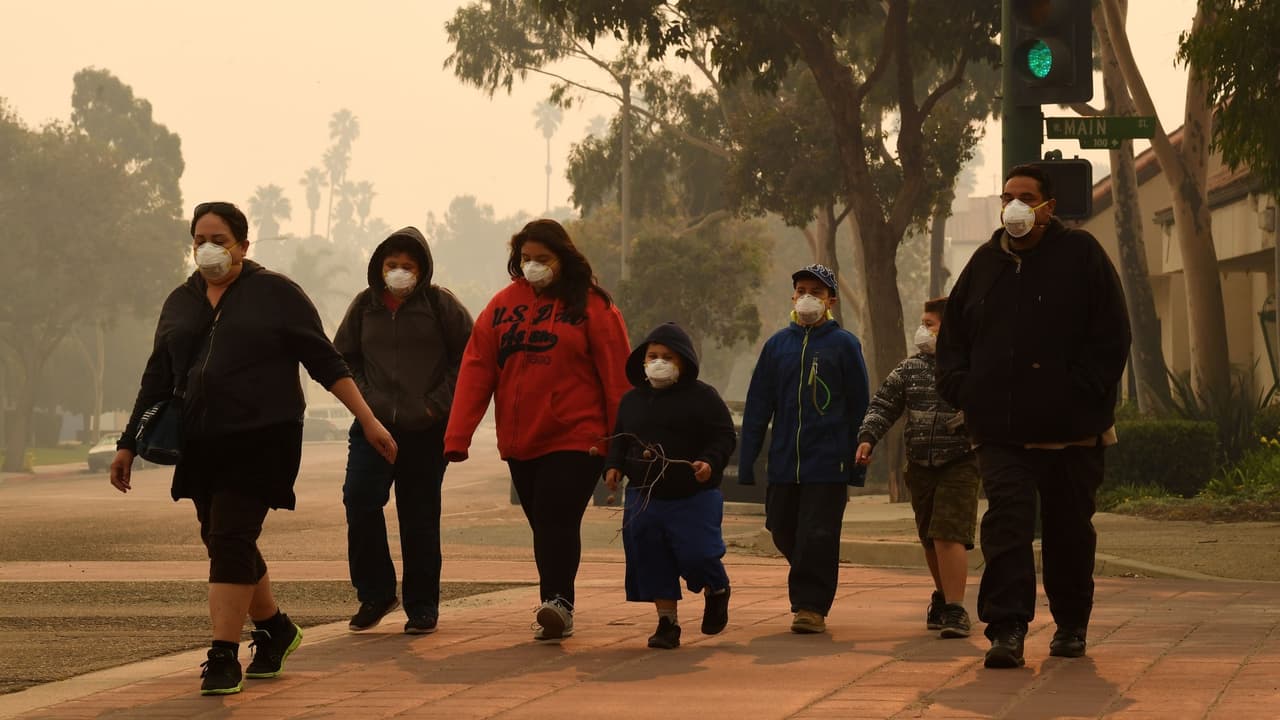 Los cubrebocas de tela, una falsa protección contra el humo de los incendios forestales en California