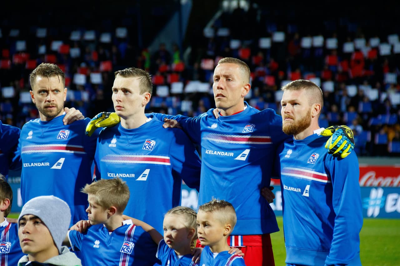 Mucho sentimiento entre la afición y los jugadores en los actos protocolarios, en su último escalón hacia Rusia 2018.