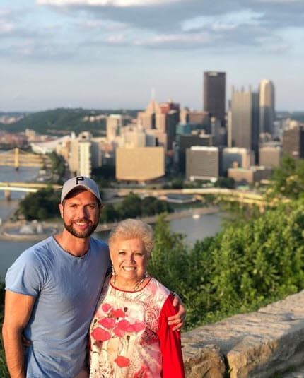 "También ha sido maravilloso poder contar con el apoyo de mi familia, de mis seres queridos, del público, de la gente con la que trabajo, que siempre ha sido increíble cómo muestra su amor. Eso lo hace menos difícil", confesó.