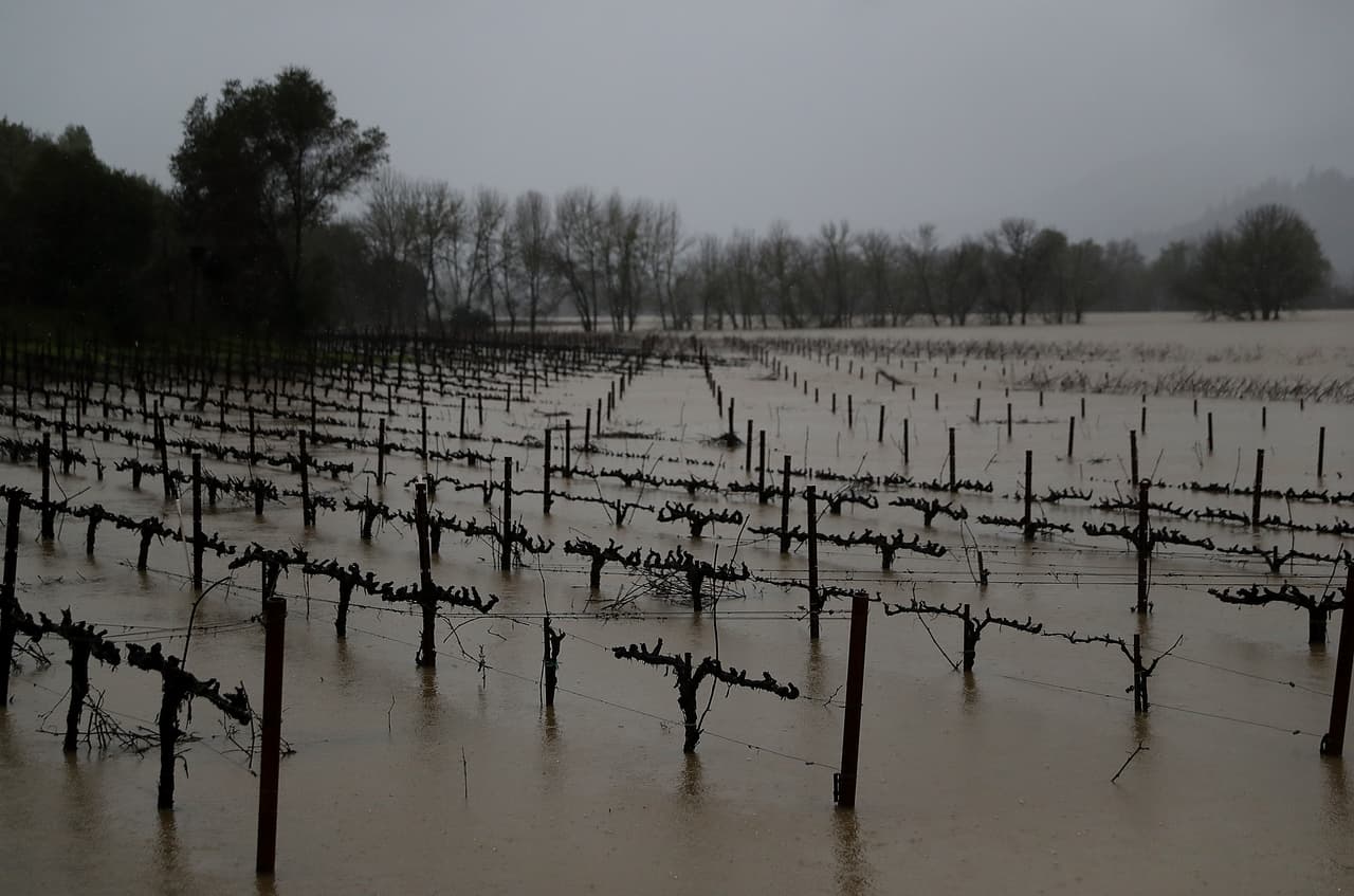 Una nueva serie de tormentas está trayendo fuertes lluvias e inundaciones a varios poblados como Guerneville y Forestville en el norte de California unos días después de que la lluvia y las tormentas de nieve golpearon la región trayendo una gran cantidad de agua que beneficiaría a California, un estado severamente afectado por la sequía.