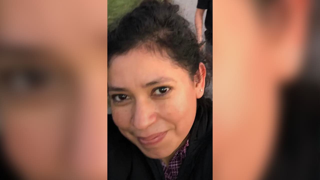 “Ella no va a abandonar a sus hijos así. Si ella hubiera salido, me hubiera dicho a mí que me los encargaba. Cuando ella trabajaba o salía, me decía: 'Lore te encargo a mis hijas, no las puedo recoger, ayúdame'. Yo siempre estaba ahí para ella”, dijo a Univision 45 su hermana.