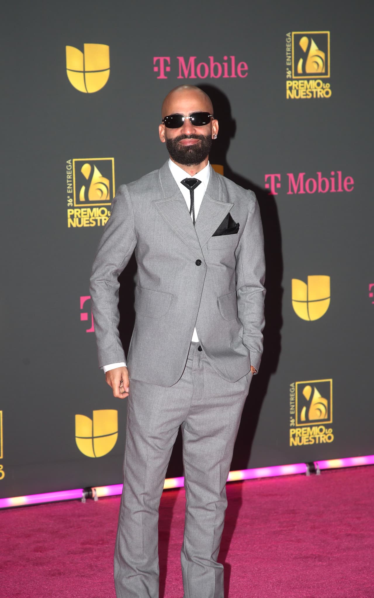 El trapero 
<b>Arcángel</b> apareció con un traje sastre formal.