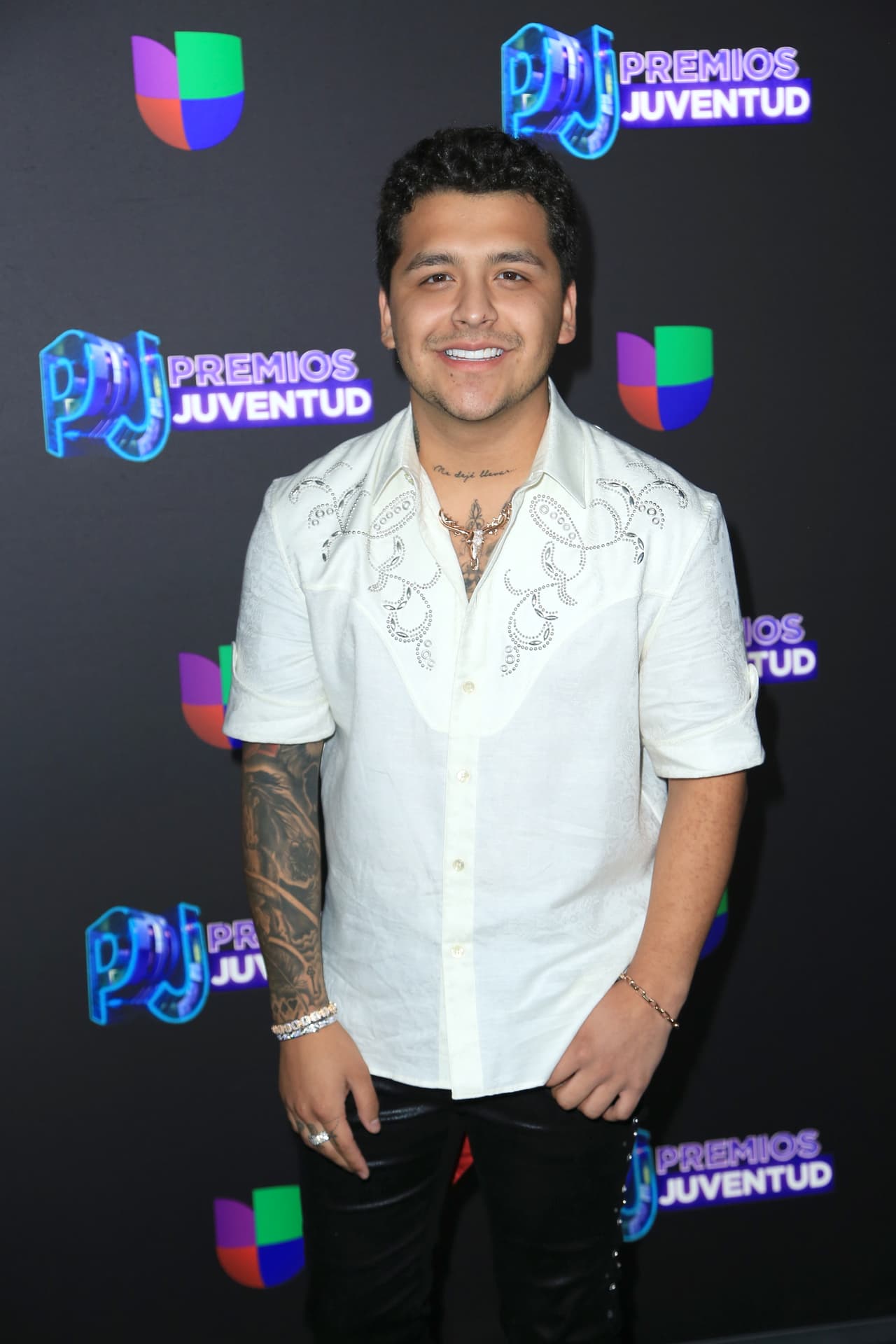 El cantautor de regional mexicano dijo que la transformación que ha vivido ha sido "increíble" tras 
<b><a href="https://www.univision.com/shows/el-gordo-y-la-flaca/en-exclusiva-las-camaras-de-el-gordo-y-la-flaca-son-testigos-del-paso-de-christian-nodal-por-el-dolby-theatre-video" target="_blank">su éxito en el mundo de la música</a></b>, pero también hay cosas que extraña de su pasado.