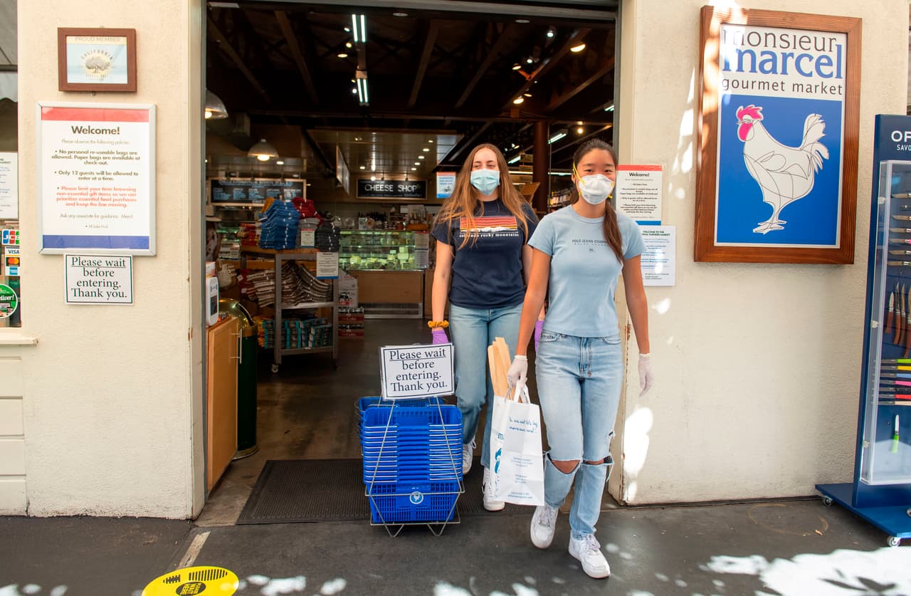 Los jóvenes voluntarios entregan el mercado en la puerta de la casa de los Boomers que hicieron la solicitud.