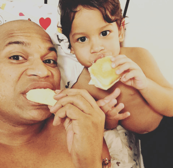 Alexander suele compartir en sus redes sociales divertidas imágenes al lado de su pequeño hijo.