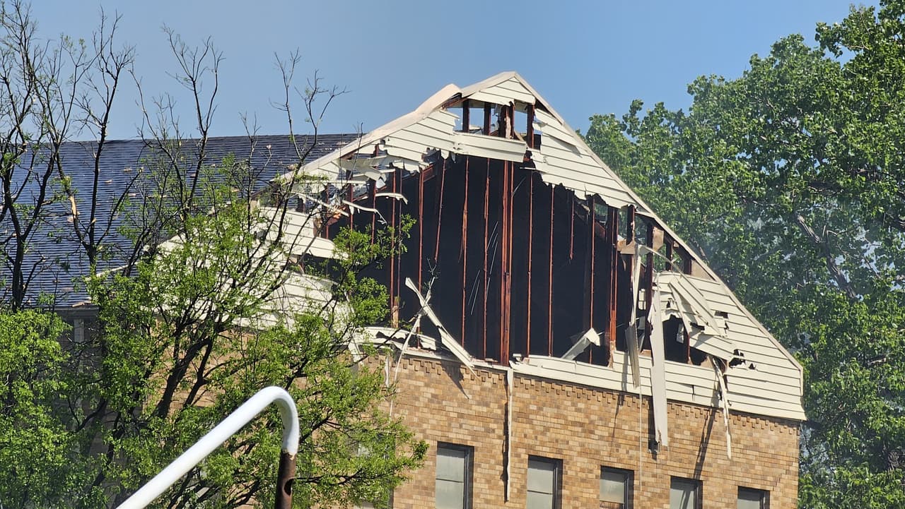 En el sitio trabajaron entre 60 y 70 bomberos para sofocar el incendio. No se reportan heridos por el momento.