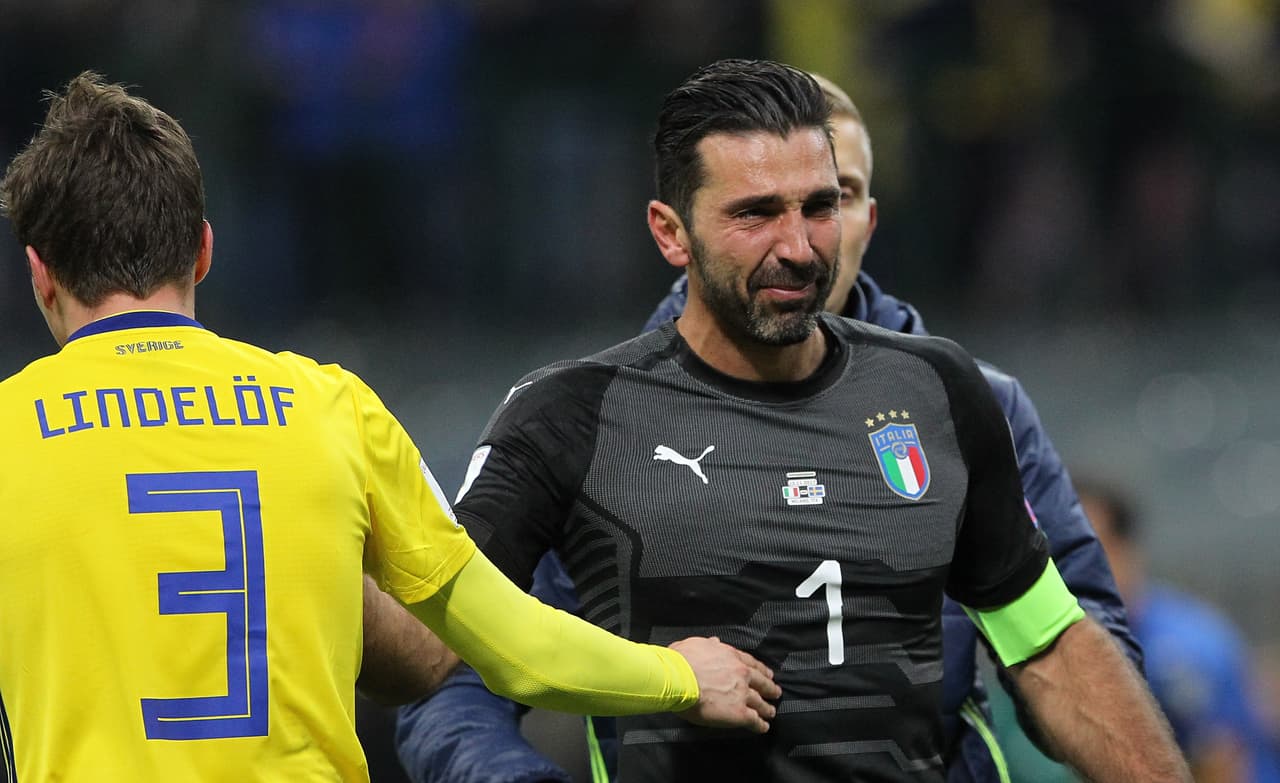 Gianluigi Buffon, portero de la selección italiana de fútbol, no estará en su sexto Mundial -aunque ha jugado en cuatro- después de la eliminación del combinado transalpino en la repesca ante Suecia.