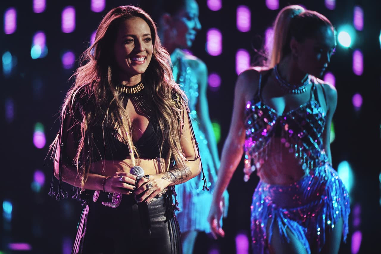 La cantante colombiana llegó para interpretar su tema 'Ella'.