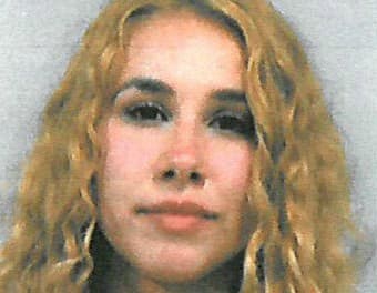 Haley Reinhart, exconcursante de American Idol fue arrestada tras presuntamente golpear al portero de un bar en Palatine, Illinois.