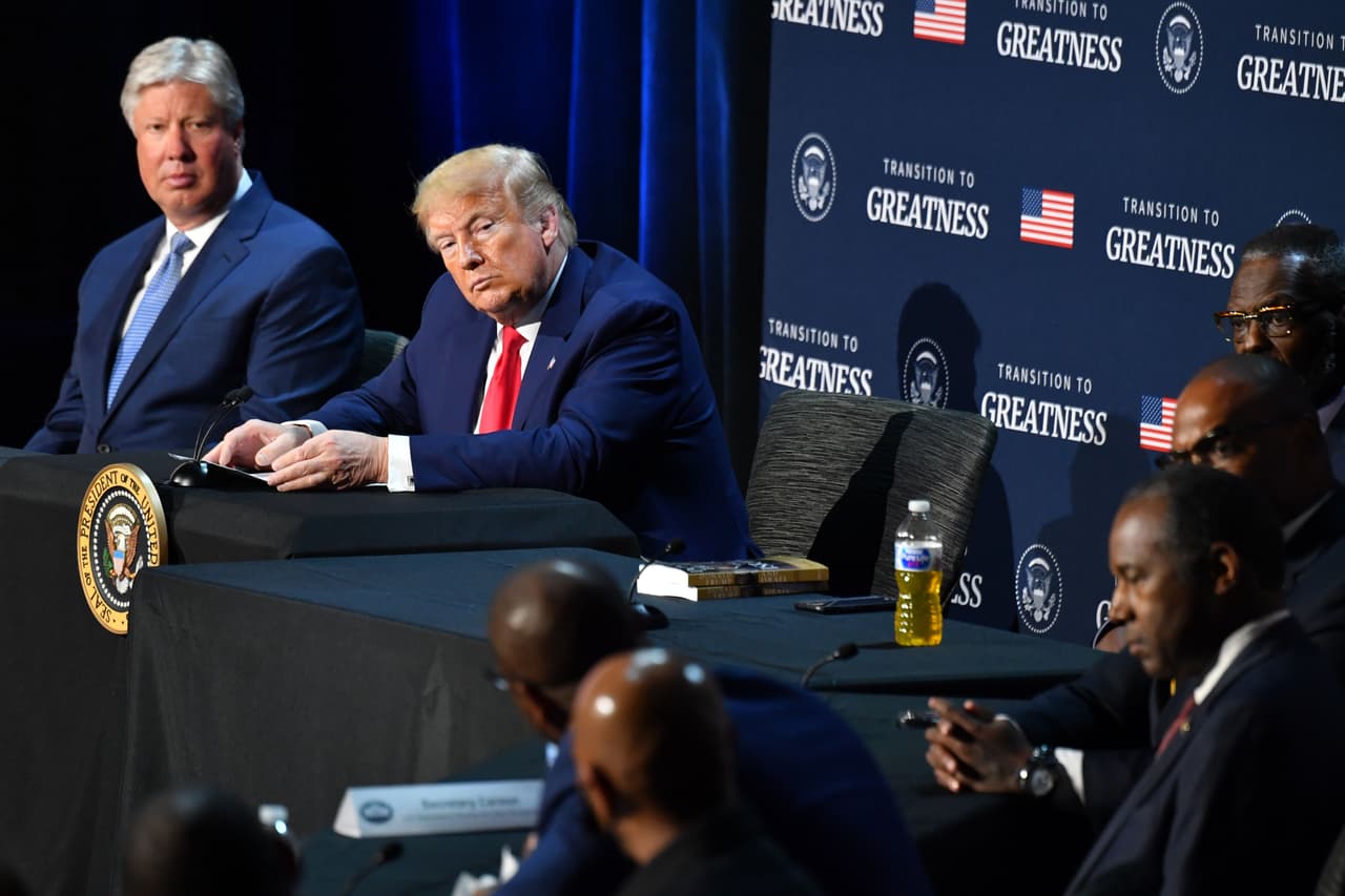 Trump hace un llamado en Dallas para sacar a las “manzanas podridas” de la policía