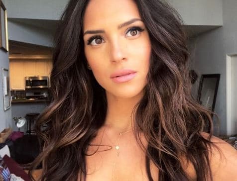 Con tan solo 26 años de edad, Adria continúa construyendo una carrera sólida como actriz dentro de Hollywood.