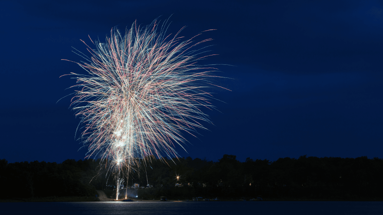 <b>Condado de Madera.</b> A las 9:00 pm se podrán apreciar los fuegos artificiales en 
<b>Bass Lake</b> este domingo 
<a href="https://www.univision.com/temas/4-de-julio">4 de Julio</a>.
<br>