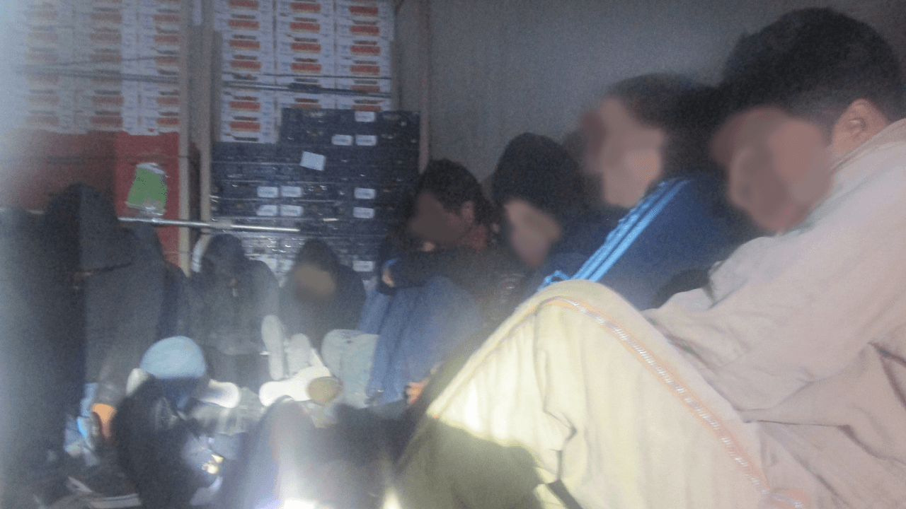 Hallan a 18 inmigrantes indocumentados escondidos entre verduras en el contenedor frigorífico de un camión de carga