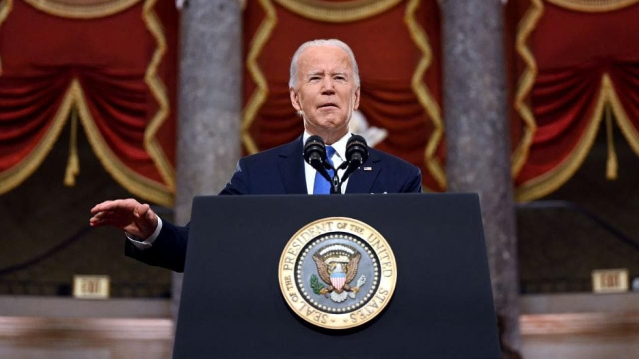 <b>En video: <b>A un año del asalto al Capitolio, Biden arremete contra Trump por "promover" el ataque (discuso completo y en español)</b></b>
<br>
<br>El presidente habló desde el Salón de las Estatuas del Capitolio, lugar que un año atrás fue invadido por la turba de simpatizantes de Trump, impulsados por lo que llamó la "gran mentira" de su predecesor decir que hubo un fraude para no aceptar su derrota.
