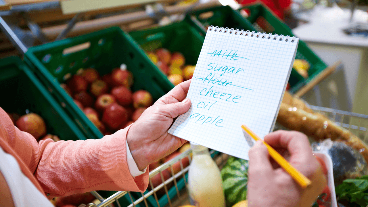 Hacer una lista evita que compres cosas que no necesitas. Si vas al súper sin un objetivo es muy probable que salgas con cosas que no son indispensables.