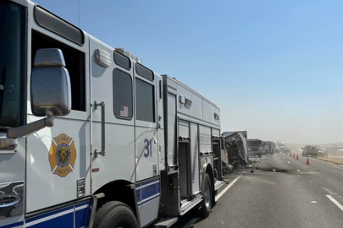 Los bomberos evaluaron que el conductor del tráiler se encontrara en buen estado de salud, para luego extinguir el fuego. Más recursos de KCFD comenzaron a llegar a la escena.