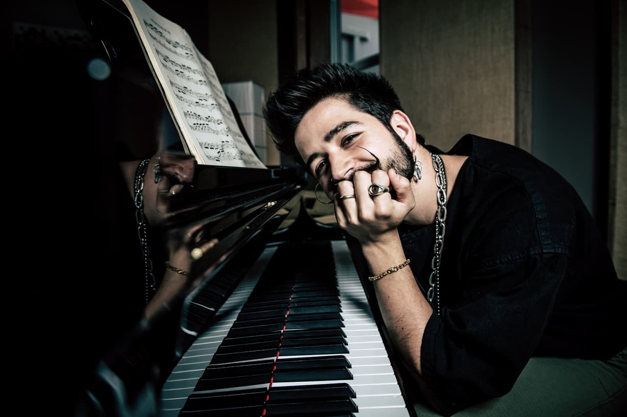 <b>Su primer año de casado estuvo lleno de retos y aprendizajes:</b>
<br>
<br> “Ha sido un año especial y complejo, porque son situaciones límites. Al aterrizar de nuestra luna de miel, se cerró todo y empezó la pandemia. Nos encerramos todos en casa de mi suegros a vivir los primeros 6 meses de nuestro matrimonio que fueron en un colectivo. Y después a penas empieza a abrirse un poco todo, comienza Evaluna a grabar su serie. Entonces, pasamos de ser un pretzel, a ser un pretzel partido a la mitad en diferentes ciudades. Eso a mi me dio muy duro.”
<br>