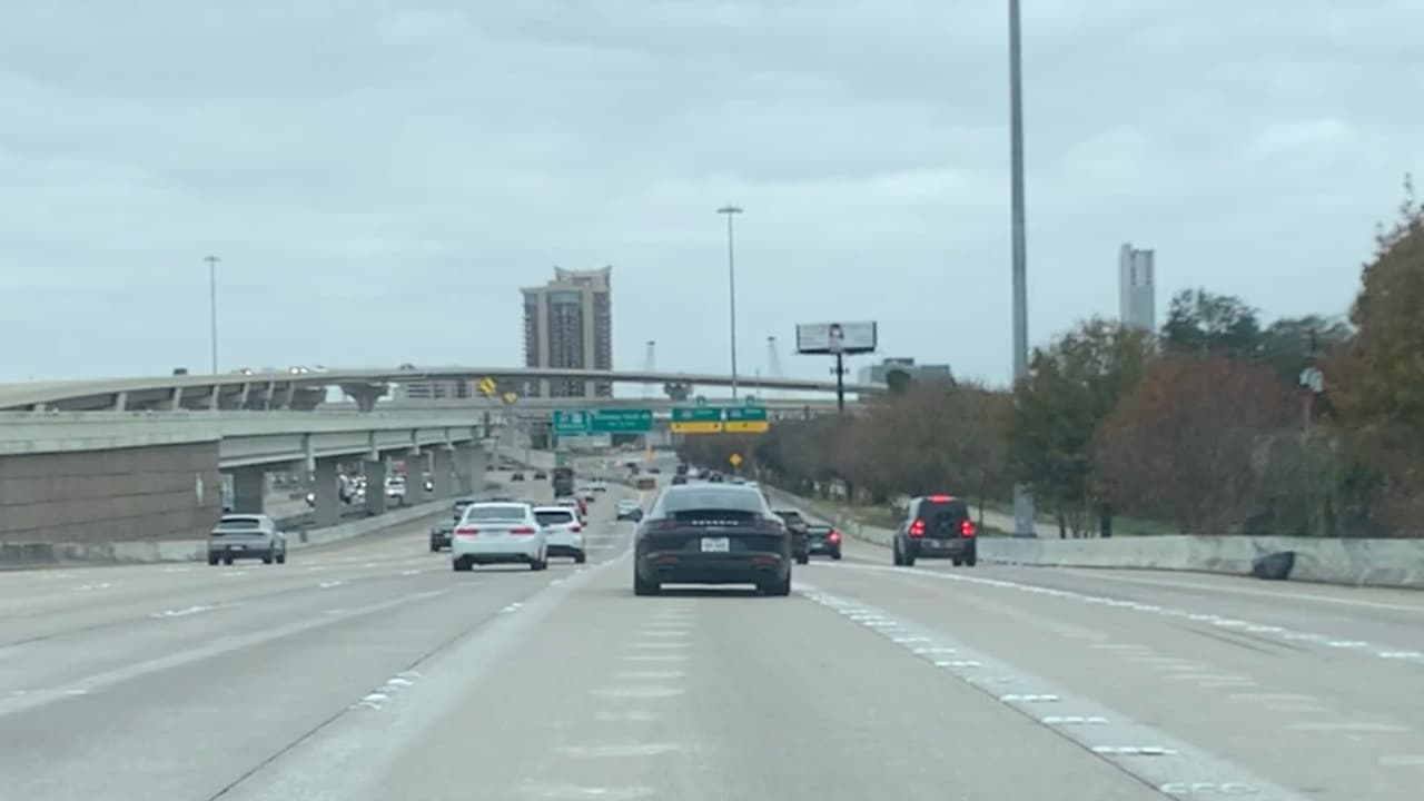 Lo primero que debes de hacer al subirte a un vehículo que vas a conducir es acomodar el espejo retrovisor y los de los lados para que puedas ver bien los demás automóviles.