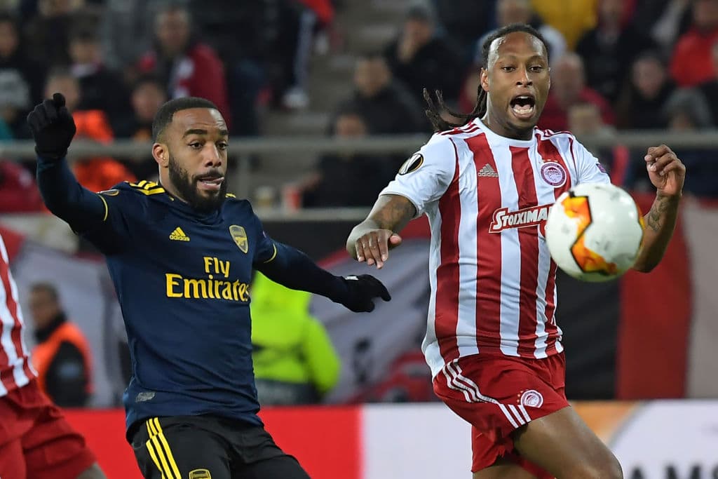 Martinelli del Arsenal comete falta sobre Bouchalakis del Olympiacos.