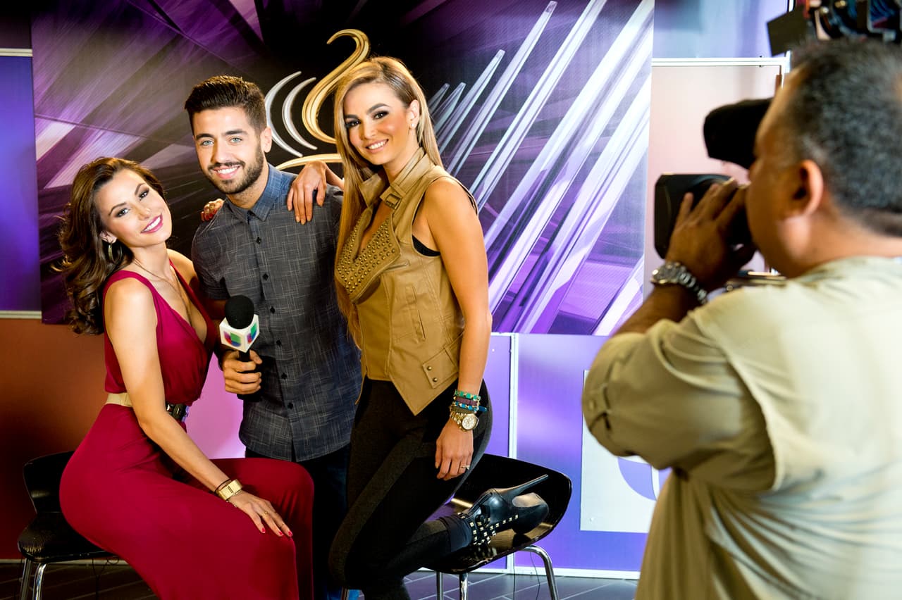 Las encargadas de poner el ambiente detrás de cámaras generalmente han sido Nastassja Bolivar y Carolina Macallister.