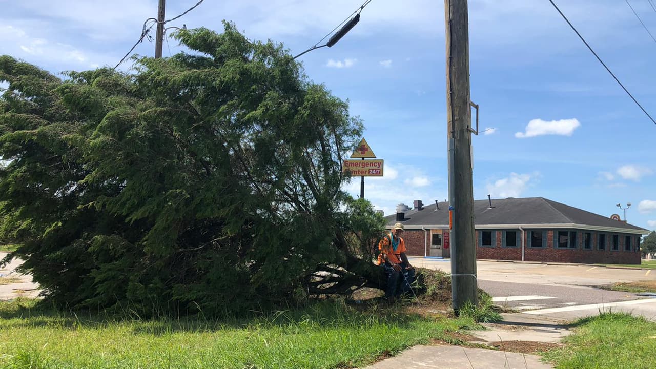 Autoridades estatales realizaron un recorrido por el condado Orange para evaluar los daños causados por el huracán Laura.