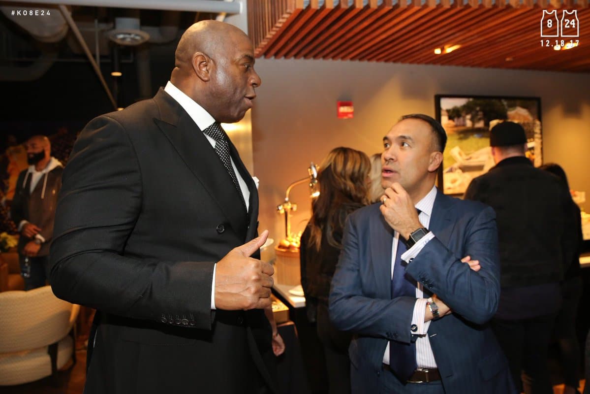 @MagicJohnson y el Comisionado Adjunto Mark Tatum en la recepción #Ko8e24.