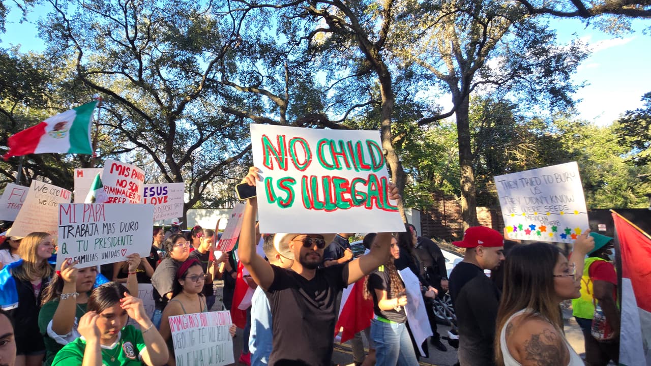 Cientos de personas en el área de Houston se dieron cita este domingo para alzar sus voces en contra de lo que consideran como medidas migratorias injustas.