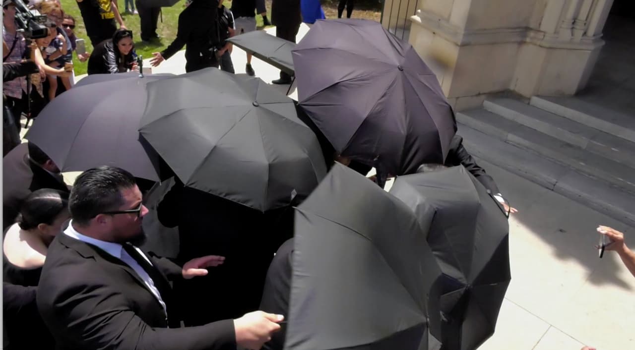 Heidi Klum quería preservar el momento, por lo que 
<b><a href="https://www.univision.com/famosos/chiquis-se-oculto-bajo-los-paraguas-las-fotos-de-una-boda-que-no-vimos-fotos">al igual que la cantante y empresaria Chiquis Rivera (en la foto)</a></b> recurrió al uso de paraguas para evitar que le tomaran fotos.