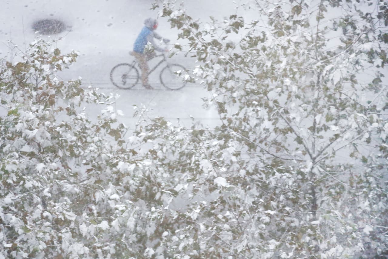 Un ciclista se traslada bajo una intensa nevada en Nueva York. Según los pronósticos, lo peor de la tormenta se mantendrá al oeste tanto de la ciudad de Nueva York como de Washington.