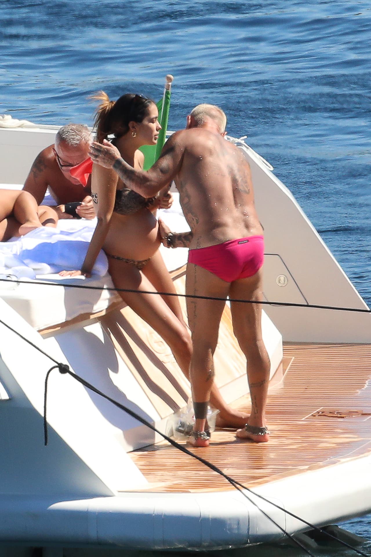 Uno de esos instantes quedó capturado con esta foto en la que Vacchi se muestra 
<b><a href="https://www.univision.com/shows/el-break-de-las-7/como-le-enseno-sharon-a-hablar-espanol-a-gianluca-vacchi-y-en-que-idioma-pelean-video" target="_blank">cariñoso y atento con Fonseca. </a></b>
<br>