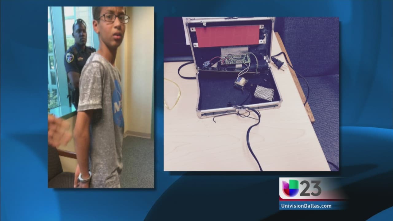 AHMED MOHAMED: Un jovencito que fue arrestado en la prepa MacArthur Highs School en Irving, Texas porque fabricó un reloj digital y una profesora dijo que parecia una bomba. La policía se lo llev'po esposado y después liberado. Pero nunca ofrecieron una disculpa porque según autoridades escolare y policiales, siguieron el protocolo de seguridad. Ahmed, es un joven muy inteligente y su caso se hizo viral y miles y miles lo apoyaron.
