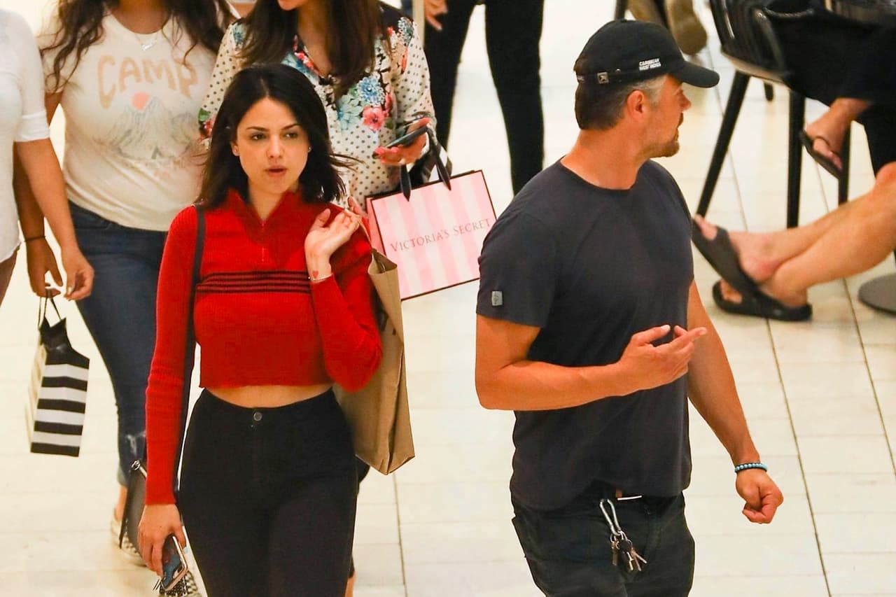 Desde el 23 febrero de 2018, la revista US Weekly informó que Eiza y Josh empezaron a salir con intenciones románticas, después de que coincidieron en una fiesta en Minneapolis, realizada el 4 de febrero después del concierto de Jennifer López en el Super Bowl.