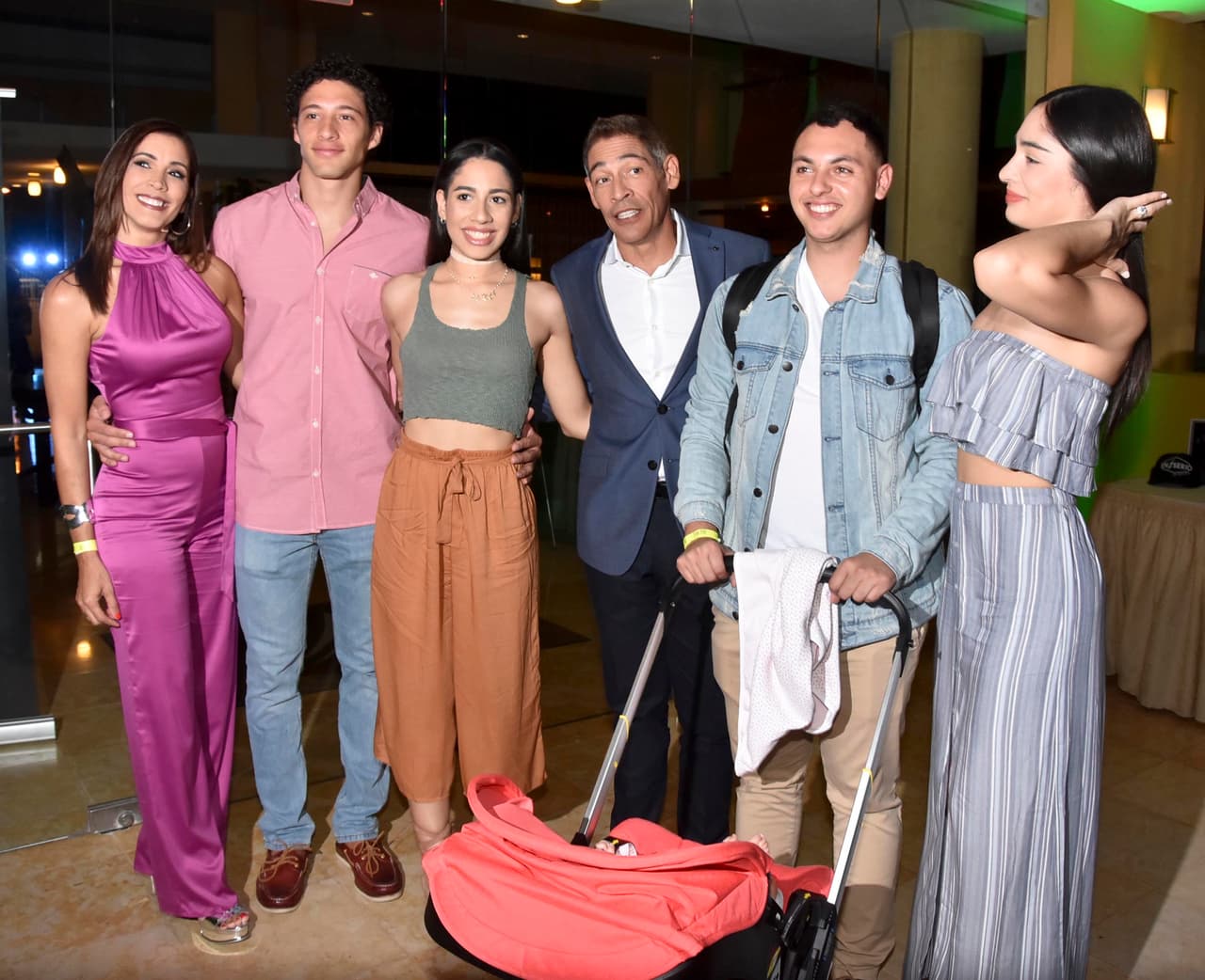 En su nuevo negocio de venta de gorras, Johnny Lozada ha involucrado a toda su familia.